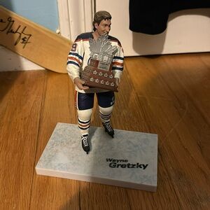 Wayne Gretzky statue